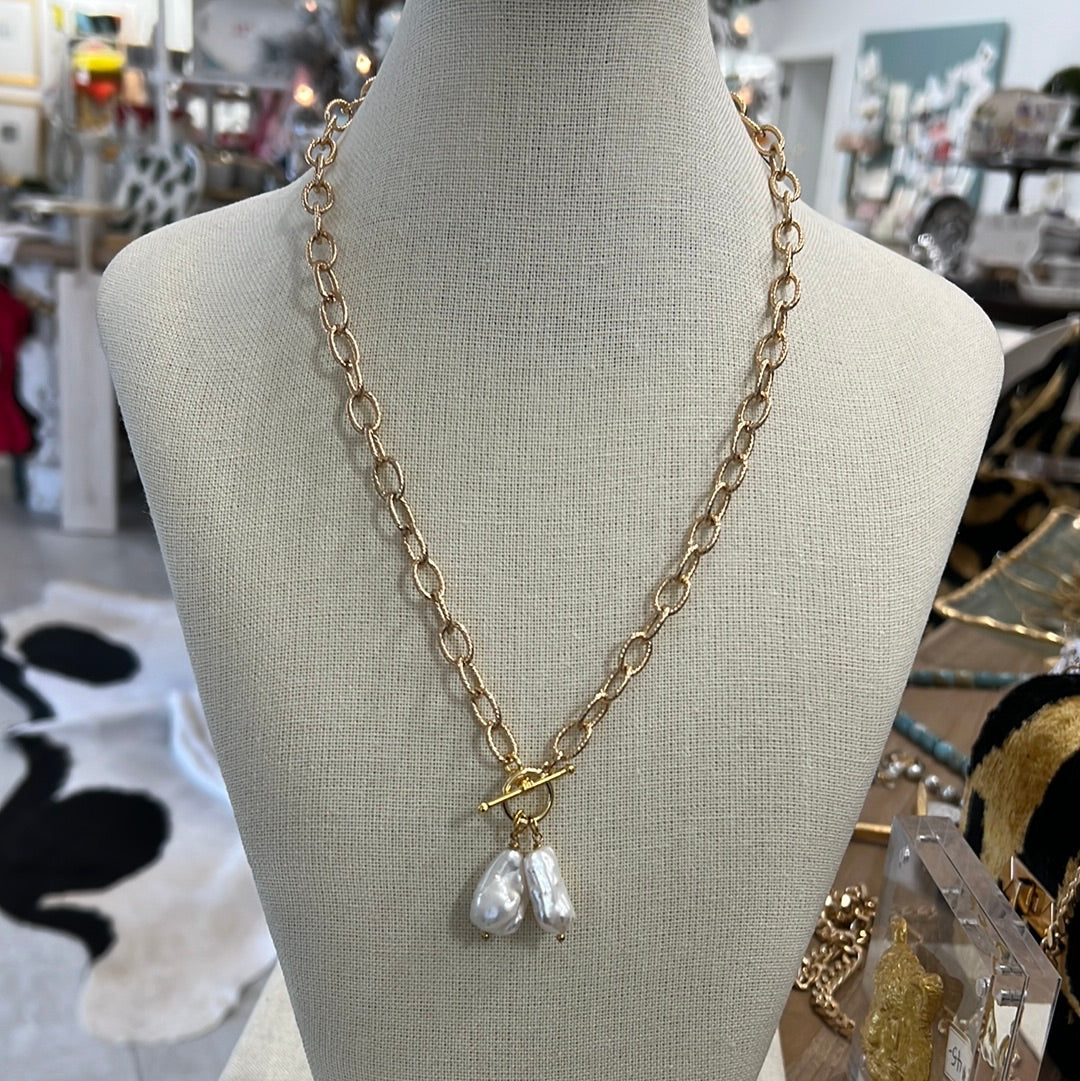 A23 GOLD CHAIN WITH 2 PEARLS